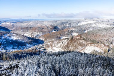 Kış Harikalar Diyarı Thüringen Ormanı 'nda kış sporları beldesi Oberhof am Rennsteig Thuringia Almanya