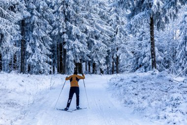 Kış Harikalar Diyarı Thüringen Ormanı 'nda kış sporları beldesi Oberhof am Rennsteig Thuringia Almanya