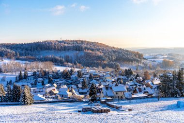 Thüringen Ormanı 'nda kış harikalar diyarı Rennsteig patikasındaki Neuhoefer Wiese çayırı gün batımında - Thüringen - Almanya