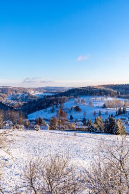 Thüringen Ormanı 'nda kış harikalar diyarı Rennsteig patikasındaki Neuhoefer Wiese çayırı gün batımında - Thüringen - Almanya