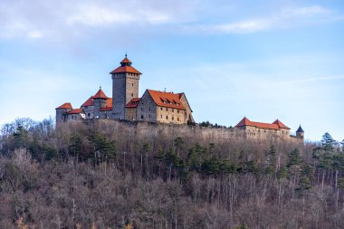 Thüringen Havzası Thüringen Almanya 'sındaki Drei Gleichen kalelerinin etrafında kısa bir yürüyüş.