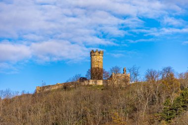 Thüringen Havzası Thüringen Almanya 'sındaki Drei Gleichen kalelerinin etrafında kısa bir yürüyüş.
