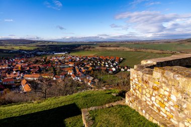 Thüringen Havzası Thüringen Almanya 'sındaki Drei Gleichen kalelerinin etrafında kısa bir yürüyüş.