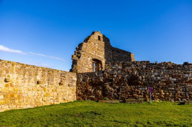Thüringen Havzası Thüringen Almanya 'sındaki Drei Gleichen kalelerinin etrafında kısa bir yürüyüş.