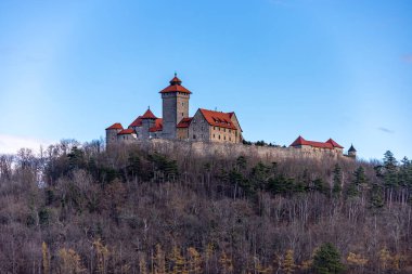 Thüringen Havzası Thüringen Almanya 'sındaki Drei Gleichen kalelerinin etrafında kısa bir yürüyüş.