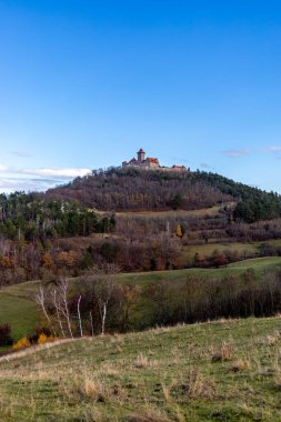 Thüringen Havzası Thüringen Almanya 'sındaki Drei Gleichen kalelerinin etrafında kısa bir yürüyüş.