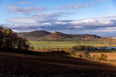 Thüringen Havzası Thüringen Almanya 'sındaki Drei Gleichen kalelerinin etrafında kısa bir yürüyüş.