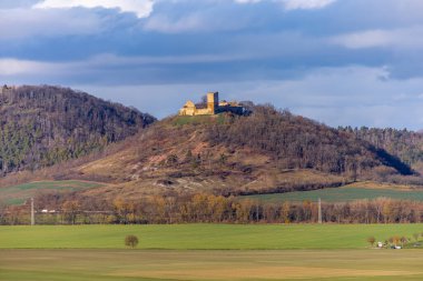 Thüringen Havzası Thüringen Almanya 'sındaki Drei Gleichen kalelerinin etrafında kısa bir yürüyüş.
