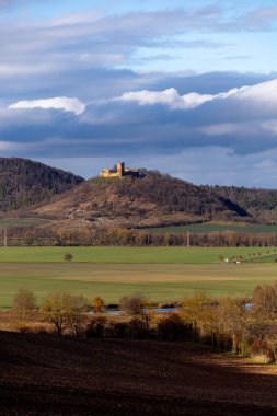 Thüringen Havzası Thüringen Almanya 'sındaki Drei Gleichen kalelerinin etrafında kısa bir yürüyüş.