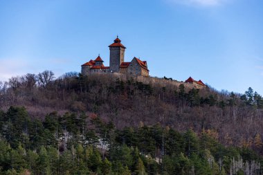 Thüringen Havzası Thüringen Almanya 'sındaki Drei Gleichen kalelerinin etrafında kısa bir yürüyüş.