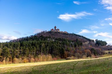 Thüringen Havzası Thüringen Almanya 'sındaki Drei Gleichen kalelerinin etrafında kısa bir yürüyüş.