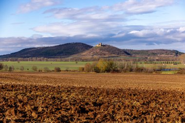 Thüringen Havzası Thüringen Almanya 'sındaki Drei Gleichen kalelerinin etrafında kısa bir yürüyüş.