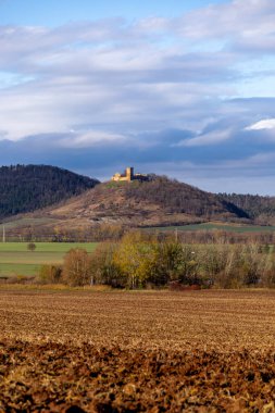 Thüringen Havzası Thüringen Almanya 'sındaki Drei Gleichen kalelerinin etrafında kısa bir yürüyüş.