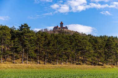 Thüringen Havzası Thüringen Almanya 'sındaki Drei Gleichen kalelerinin etrafında kısa bir yürüyüş.