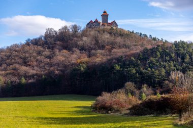 Thüringen Havzası Thüringen Almanya 'sındaki Drei Gleichen kalelerinin etrafında kısa bir yürüyüş.