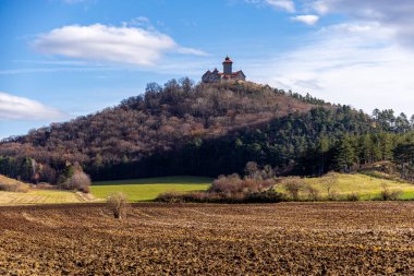 Thüringen Havzası Thüringen Almanya 'sındaki Drei Gleichen kalelerinin etrafında kısa bir yürüyüş.