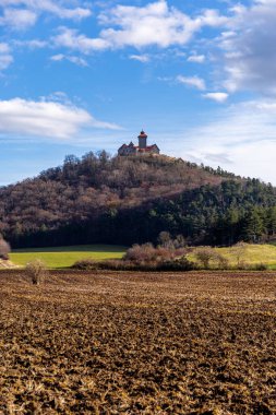 Thüringen Havzası Thüringen Almanya 'sındaki Drei Gleichen kalelerinin etrafında kısa bir yürüyüş.