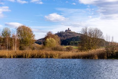 Thüringen Havzası Thüringen Almanya 'sındaki Drei Gleichen kalelerinin etrafında kısa bir yürüyüş.