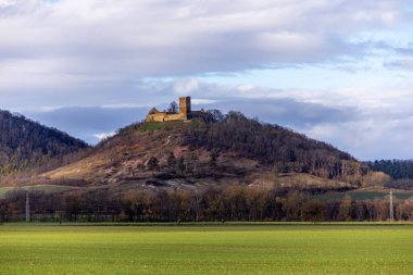 Thüringen Havzası Thüringen Almanya 'sındaki Drei Gleichen kalelerinin etrafında kısa bir yürüyüş.