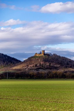 Thüringen Havzası Thüringen Almanya 'sındaki Drei Gleichen kalelerinin etrafında kısa bir yürüyüş.