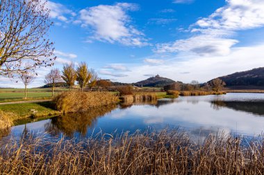 Thüringen Havzası Thüringen Almanya 'sındaki Drei Gleichen kalelerinin etrafında kısa bir yürüyüş.