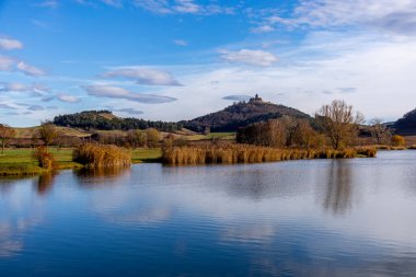 Thüringen Havzası Thüringen Almanya 'sındaki Drei Gleichen kalelerinin etrafında kısa bir yürüyüş.