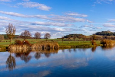 Thüringen Havzası Thüringen Almanya 'sındaki Drei Gleichen kalelerinin etrafında kısa bir yürüyüş.