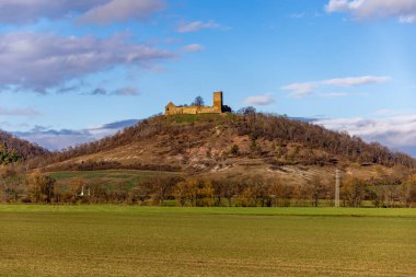 Thüringen Havzası Thüringen Almanya 'sındaki Drei Gleichen kalelerinin etrafında kısa bir yürüyüş.