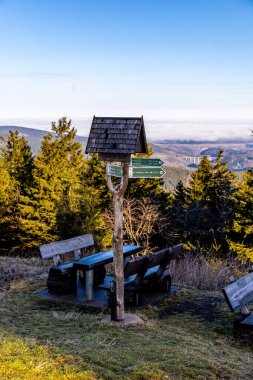 Thüringen Ormanı 'nda kış yürüyüşü Rennsteig' in en yüksek noktası olan Schneekopf - Thüringen - Almanya