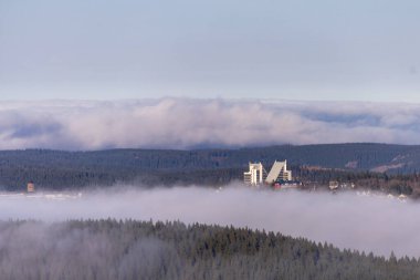 Thüringen Ormanı 'nda kış yürüyüşü Rennsteig' in en yüksek noktası olan Schneekopf - Thüringen - Almanya