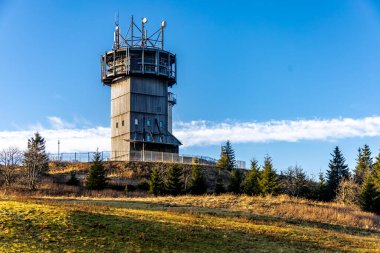 Thüringen Ormanı 'nda kış yürüyüşü Rennsteig' in en yüksek noktası olan Schneekopf - Thüringen - Almanya