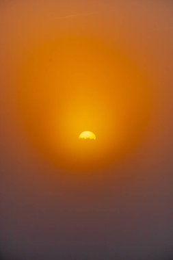 Thüringen Ormanı 'nın güneybatı yamacında, Schmalkalden yakınlarında, Nebelfelder üzerinde gün batımı.