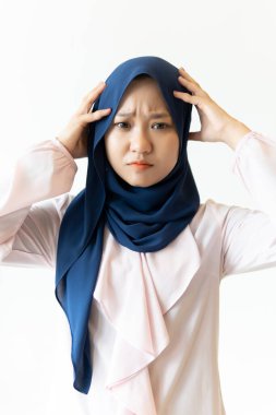 Beyaz arka planda yüz ifadesi olan Malezyalı kadınların portresi