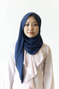 Beyaz arka planda yüz ifadesi olan Malezyalı kadınların portresi