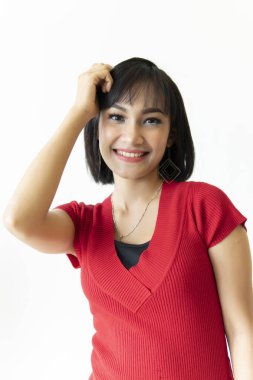 Beyaz arka planda yüz ifadesi olan Malezyalı kadınların portresi