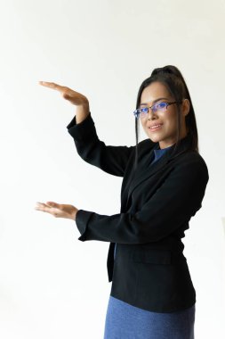 Beyaz arka planda yüz ifadesi olan Malezyalı kadınların portresi