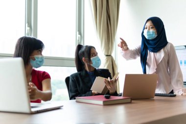 İçişleri Bakanlığı Konsepti, çeşitli insanlardan oluşan bir grup toplantı yapıyor.