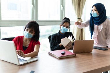 İçişleri Bakanlığı Konsepti, çeşitli insanlardan oluşan bir grup toplantı yapıyor.