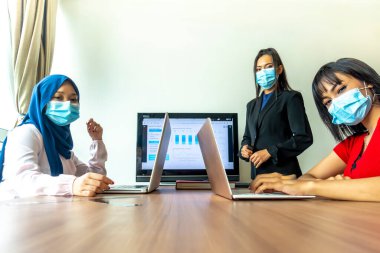 İçişleri Bakanlığı Konsepti, çeşitli insanlardan oluşan bir grup kameraya bakarak toplantı yapıyorlar.