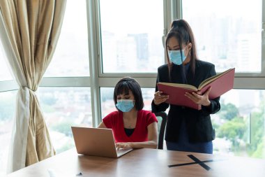 Ev kavramından yola çıkarak, Malezyalı kadın evde dizüstü bilgisayar kullanıyor.