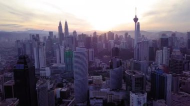 Sabahleyin Kuala Lumpur şehir manzarasının 4K görüntüsü