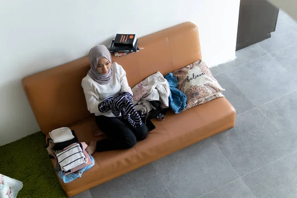 Estilo Vida Casa Linda Mujer Malaya Haciendo Tareas Domésticas Rutinarias — Foto de Stock