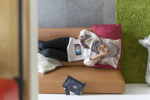 Estilo Vida Casa Mujer Malaya Lindo Descanso Sofá Libros Lectura — Foto de Stock