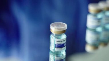 Coronavirus COVID-19 Aşı Şişeleri Yansıtıcı Yüzey Yumuşak Odaklanma Üzerine