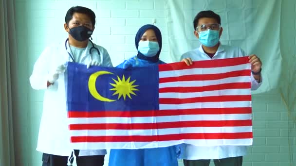Přední Linie Koncepce Malajsijci Lékařském Obleku Držící Vlajku — Stock video
