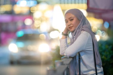 Çevrimiçi Randevu Konsepti, Güzel Malezyalı kız akıllı telefon kullanıyor.