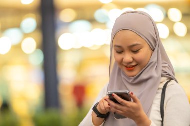 Çevrimiçi Randevu Konsepti, Güzel Malezyalı kız akıllı telefon kullanıyor.