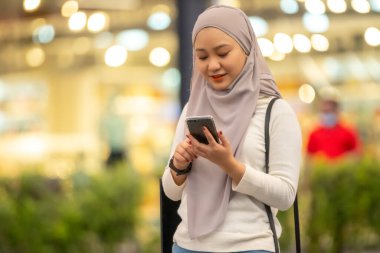 Çevrimiçi Randevu Konsepti, Güzel Malezyalı kız akıllı telefon kullanıyor.