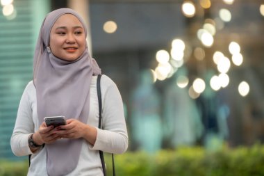 Çevrimiçi Randevu Konsepti, Güzel Malezyalı kız akıllı telefon kullanıyor.