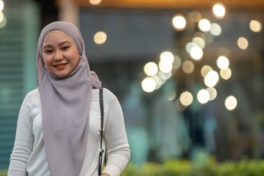 Çevrimiçi Randevu Konsepti, Güzel Malezyalı kız akıllı telefon kullanıyor.